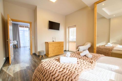 Ένα ή περισσότερα κρεβάτια σε δωμάτιο στο Apartamenty SIUSTER - Ania z pięknym widokiem na góry i Małgosia na parterze - świetna lokalizacja, niedaleko Term Bukovina oraz stoków! - w okresie zimowym śniadania oraz obiady serwowane są w obiekcie 120m dalej