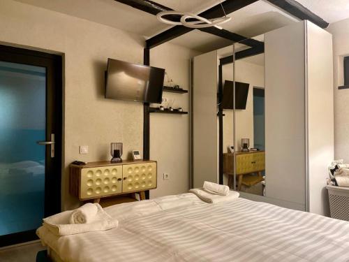เตียงในห้องที่ Tiny Dream House