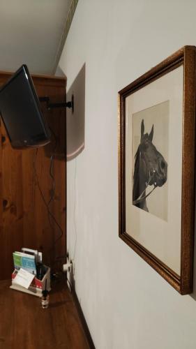a picture of a horse in a frame on a wall at Rovere dalla riva in Arzene