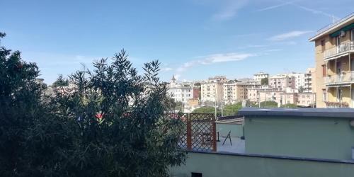widok na miasto z dachu budynku w obiekcie Appartamento La Gentile w Genui