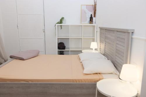 ein Schlafzimmer mit einem Bett mit zwei Stühlen und zwei Lampen in der Unterkunft Centre ville 10 min de la Croisette/Downtown in Cannes