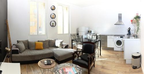 a living room with a couch and a kitchen at Centre ville 10 min de la Croisette/Downtown in Cannes