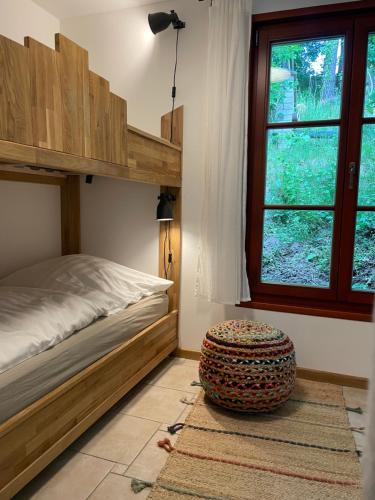 1 dormitorio con litera y ventana grande en Bungalows am Waldessaum bei Hohenzieritz, en Hohenzieritz