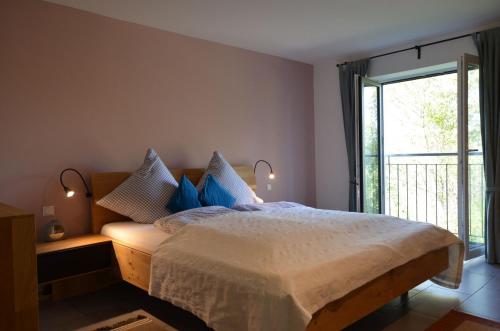 1 dormitorio con cama y ventana grande en Gründl Prem Lechfelsen en Prem