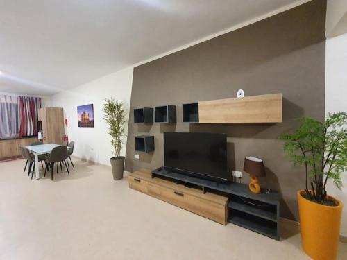 een woonkamer met een flatscreen-tv aan de muur bij B&S Accommodation Solitary Duplex Maisonette in Żejtun