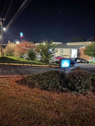 a sign on the side of a street at night at Motel 6-Greensboro, NC - Airport in Greensboro