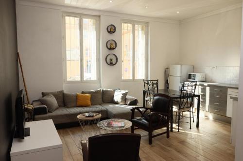 ein Wohnzimmer mit einem Sofa und einem Tisch in der Unterkunft Centre ville 10 min de la Croisette/Downtown in Cannes