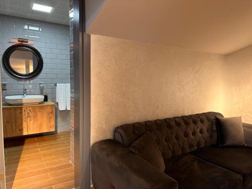 sala de estar con sofá y lavamanos en KA Hotel & Suites, en Estambul