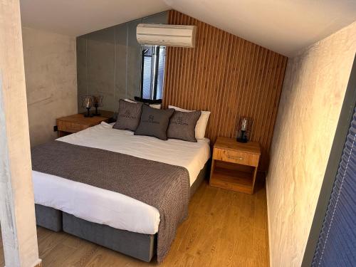 伊斯坦堡的住宿－KA Hotel & Suites，一间卧室设有一张大床和两个床头柜
