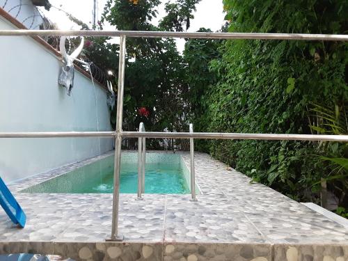 Albergue Flor do Caribe في بارينتينس: مسبح صغير بجانب مبنى