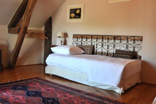 a bedroom with a bed and a rug at Bienvenue en terre écossaise in Aubigny-sur-Nère