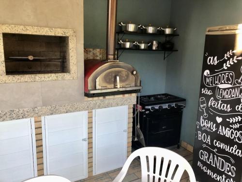- une cuisine équipée d'une cuisinière four supérieur dans l'établissement Casa Azul, Long Beach Unamar Cabo Frio, à Tamoios