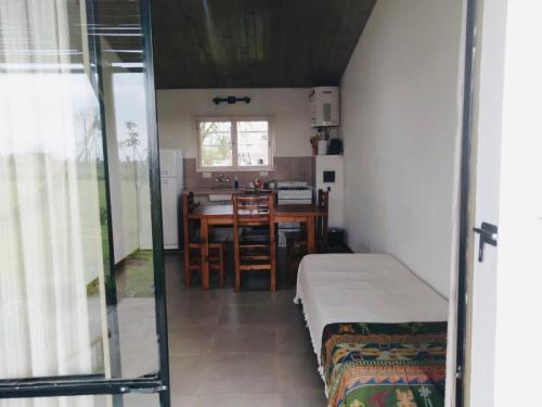 Cette petite chambre comprend un lit et une table. dans l'établissement Primero de Abril, à Villa General Belgrano