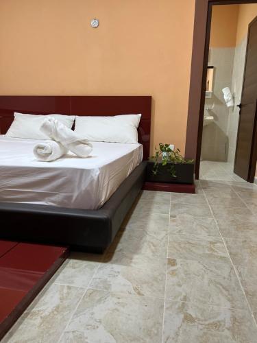 um quarto de hotel com uma cama com toalhas em Bliss Apartments Holbox em Holbox