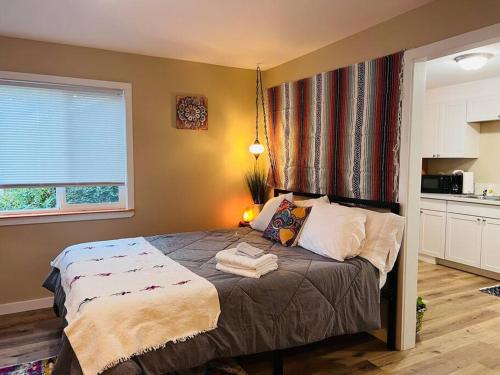 a bedroom with a bed with a window and a kitchen at Talavera in Salem