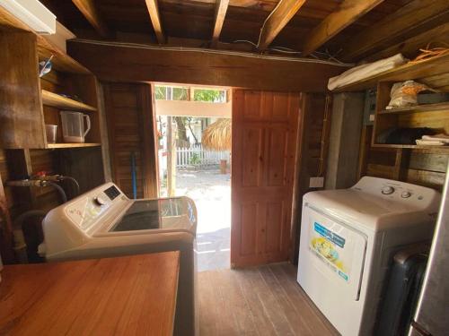 una cucina con piano cottura e lavatrice di Ocean Breeze Villa Rentals a Oak Ridge