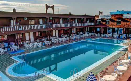 Bazén v ubytování Hôtel Briech & Spa nebo v jeho okolí