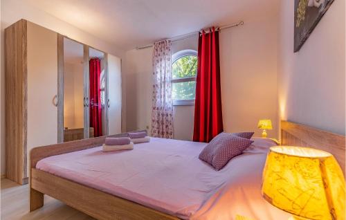 1 dormitorio con 1 cama grande y cortinas rojas en Nice Home In Sisan With Kitchen, en Šišan