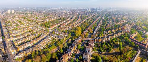 una vista aérea de una ciudad con árboles y edificios en Lovely Studio Apartment in London, en Londres