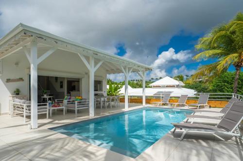 une villa avec une piscine et un pavillon dans l'établissement Villa Green Caraibes, à Saint-François