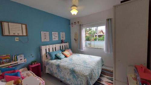 um quarto para crianças com uma cama e uma janela em Casa Azul, Long Beach Unamar Cabo Frio em Tamoios