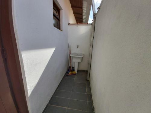 een kleine gang met een toilet in een kamer bij 0006.03 - Maranduba - Chalé - 1 Dorm - 5 Pess - 3 Quadras Do Mar - Piscina Coletiva - WIFI in Ubatuba