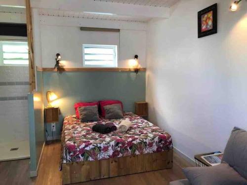 1 dormitorio con 1 cama en una habitación en Studio Soualiga Orient Bay en Saint Martin