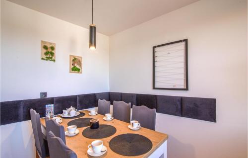 Χώρος καθιστικού στο Gorgeous Apartment In Lubiatowo