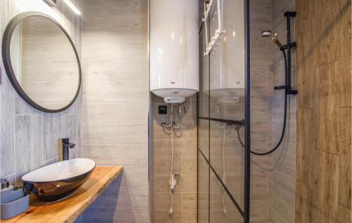 a bathroom with a sink and a shower at Amazing Apartment In Lubiatowo With 3 Bedrooms And Wifi in Lubiatowo