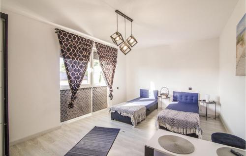 Posteľ alebo postele v izbe v ubytovaní Stunning Apartment In Lubiatowo With Kitchen