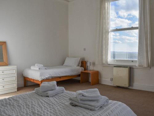 - une chambre avec 2 lits jumeaux et une fenêtre dans l'établissement Harbour View, à Hartlepool