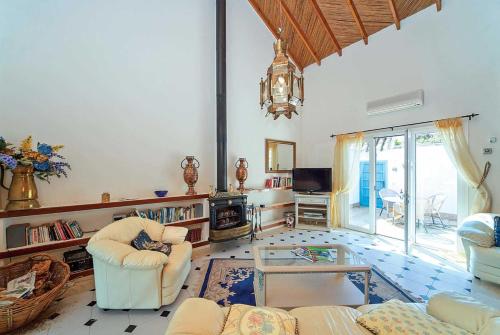 sala de estar con 2 sillas y mesa en Cortijada de Marta, en Fuengirola