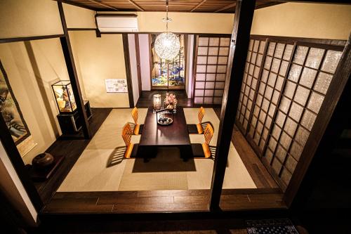 a dining room with a table and chairs at 京·馨 in Kyoto