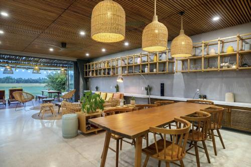 Un comedor con mesa y sillas en The An Retreat by Class6, en Hoi An