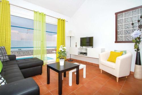 Zona de estar de Nice villa in Puerto del Carmen w-