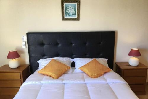PatrovesにあるGracaのベッドルーム1室(大型ベッド1台、ナイトスタンド2台付)