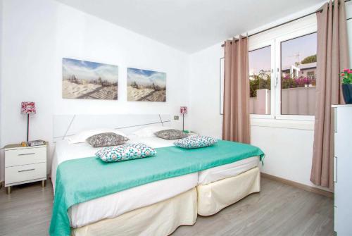 プエルト・デル・カルメンにあるNice villa in Puerto del Carmen w-のベッドルーム1室(枕2つ付)