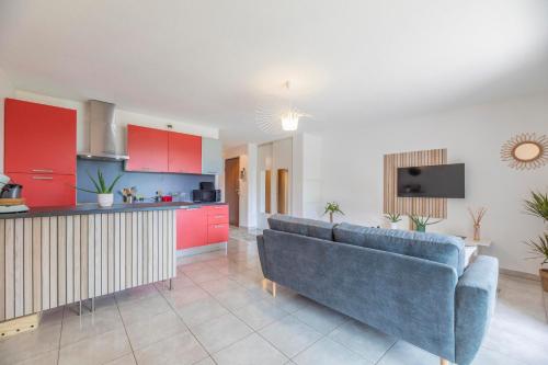 un salon avec un canapé et une cuisine dans l'établissement Appartement cosy et spacieux avec jardin et parking, à Bastia
