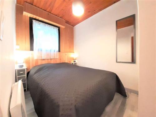 a bedroom with a bed and a window at Appartement Saint-Lary-Soulan, 2 pièces, 4 personnes - FR-1-457-308 in Saint-Lary-Soulan
