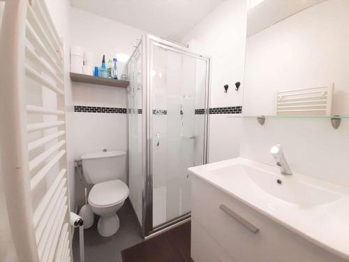 a white bathroom with a toilet and a sink at Appartement Saint-Lary-Soulan, 2 pièces, 4 personnes - FR-1-457-308 in Saint-Lary-Soulan
