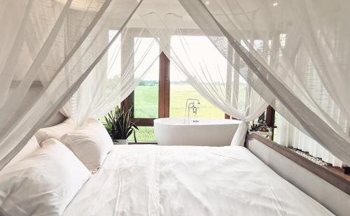 Una cama o camas en una habitación de Rice Villa Chiang Mai