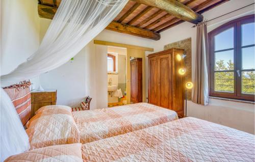 1 Schlafzimmer mit 2 Betten und einem Fenster in der Unterkunft Awesome Home In Montaione With Outdoor Swimming Pool in Montaione