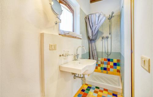 ein Bad mit einem Waschbecken und einer Dusche in der Unterkunft Awesome Home In Montaione With Outdoor Swimming Pool in Montaione