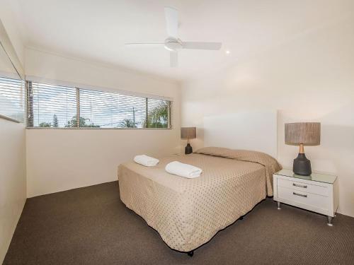 1 dormitorio con 2 camas y ventana en 23 Sunseeker, en Sunshine Beach