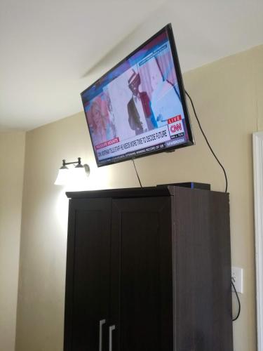 TV o dispositivi per l'intrattenimento presso Most Economical Room in Center Washington DC