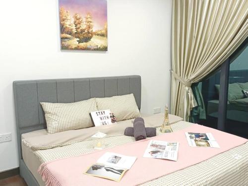 Гостиная зона в Almas suites Lavender Netflix 100mbps By STAY