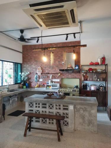 Dapur atau dapur kecil di GENIEHOME No10 CLASSIC HOME 5BR6B free Wifi at SS2 PJ