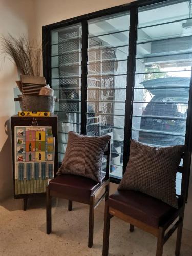 Ruang duduk di GENIEHOME No10 CLASSIC HOME 5BR6B free Wifi at SS2 PJ