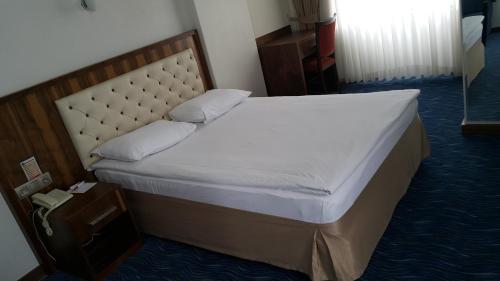 Ένα ή περισσότερα κρεβάτια σε δωμάτιο στο Miroglu Hotel