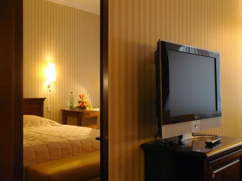 a television sitting on a dresser in a hotel room at Hotel Haberkamp in Achim